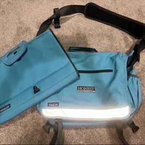 💚host pick💚 Patagonia Messenger Bag with Detachable Laptop Case